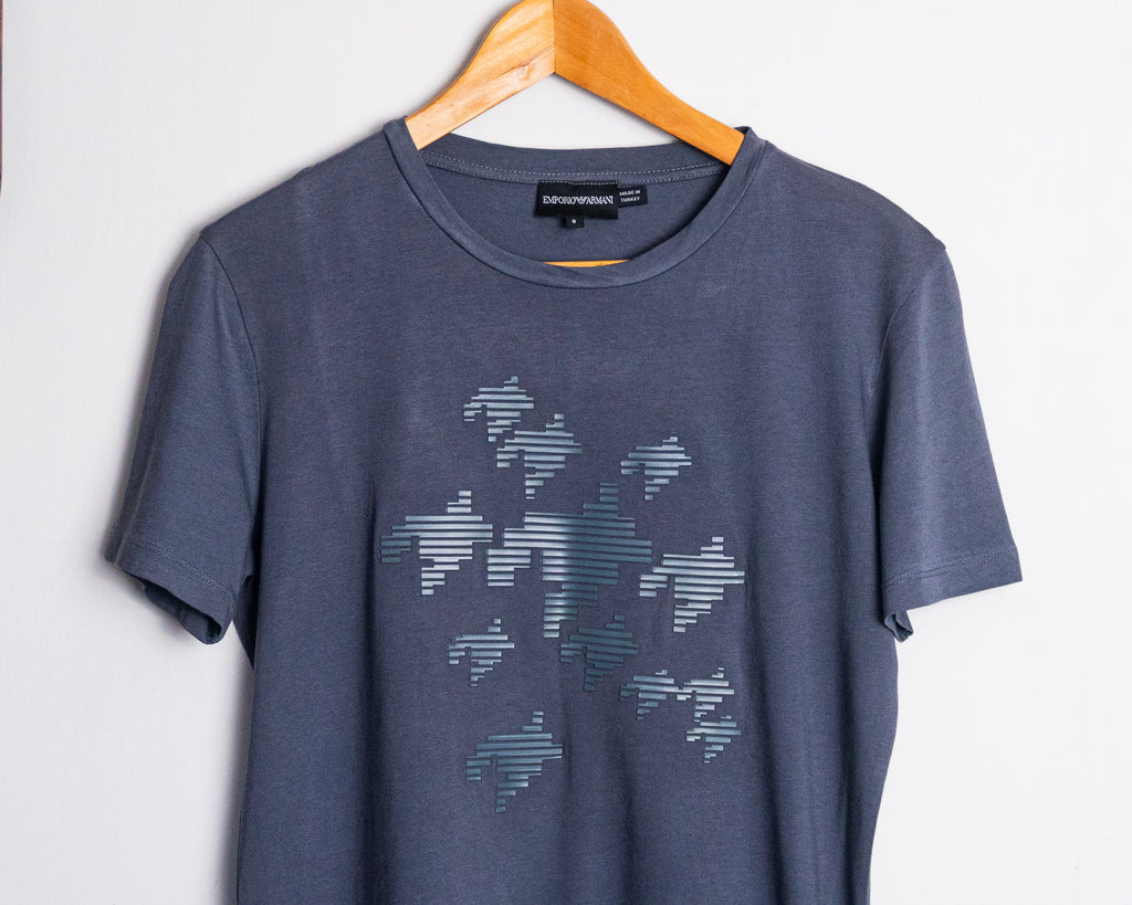 Polera Emporio Armani gris estampada — Talla S