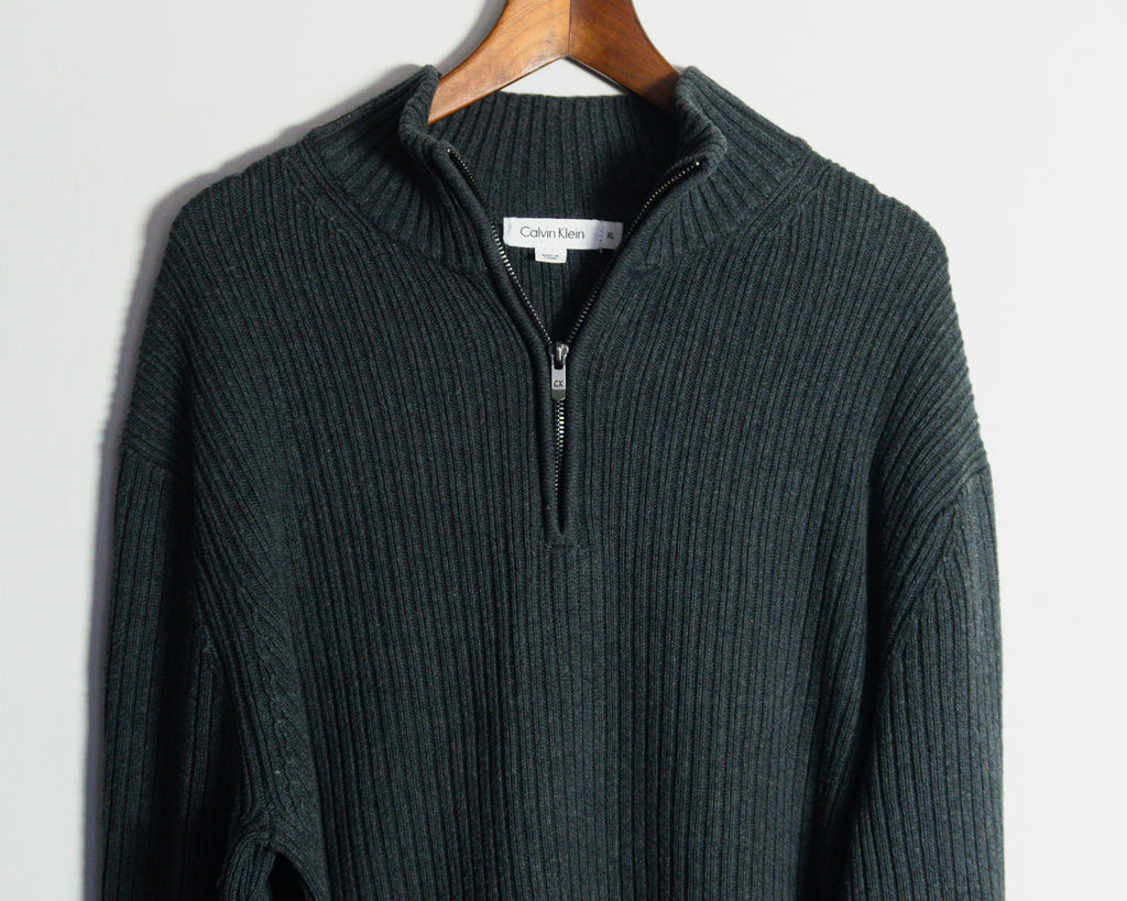 Sweater Calvin Klein gris plomo con cierre al cuello — Talla XL