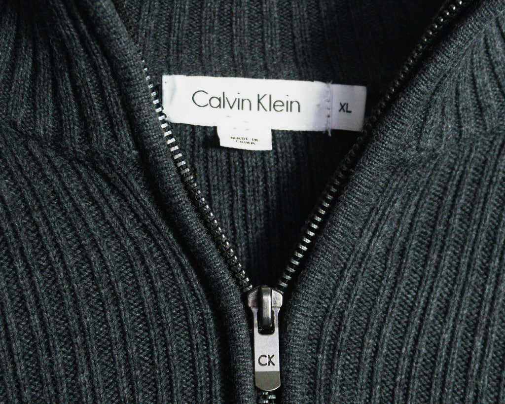 Sweater Calvin Klein gris plomo con cierre al cuello — Talla XL