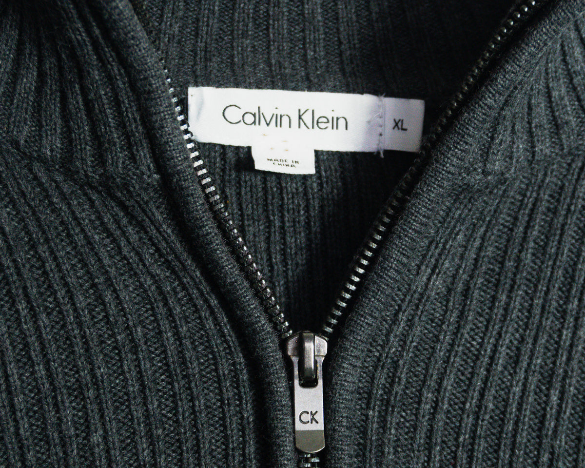 Sweater Calvin Klein gris plomo con cierre al cuello — Talla XL