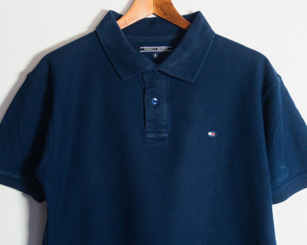 Polera polo Tommy Hilfiger azul marino con logo — Talla S