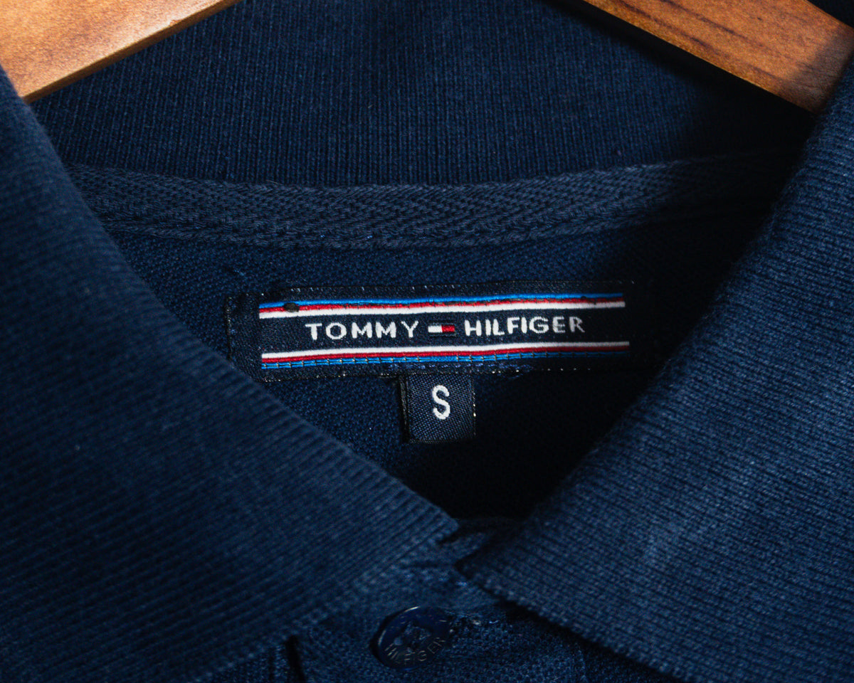 Polera polo Tommy Hilfiger azul marino con logo — Talla S