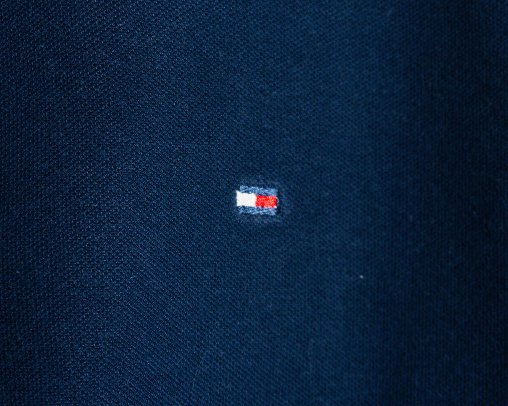 Polera polo Tommy Hilfiger azul marino con logo — Talla S